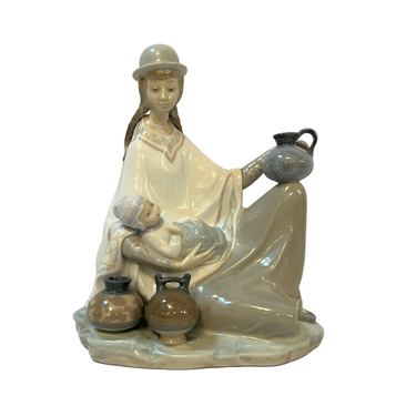 Figura de porcelana Lladró 'Joven peruana con bebe' Bucarest Art & Antiques