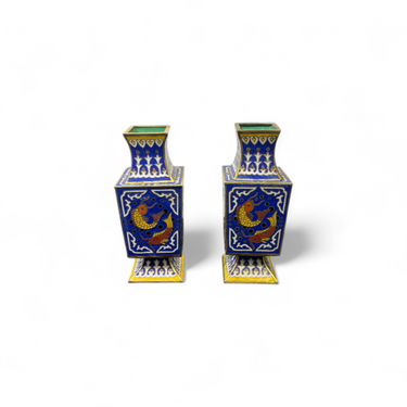 Foto de presentación mejorada — Pareja pequeños jarrones de bronce esmalte cloisonné azul con peces koi s.XX