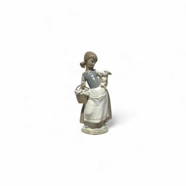 Foto de presentación mejorada — Figura de porcelana Lladró 'Niña con cordero y cesta'