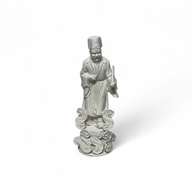 Foto de presentación mejorada — Figura de porcelana blanc de chine- Sabio inmortal taoísta sobre base de nubes