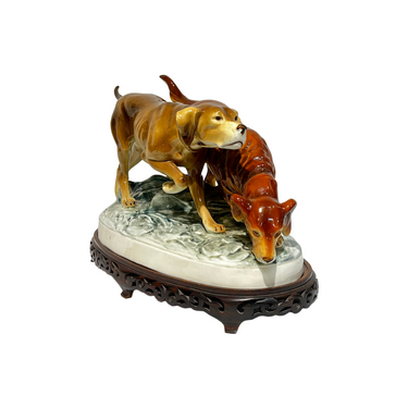 Foto de presentación mejorada — Figura de porcelana esmaltada Royal Dux Bohemia 'Perros de caza'
