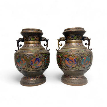 Foto de presentación mejorada — Par de jarrones en bronce cloisonné cuello estrecho y azas de dragón China s.XX