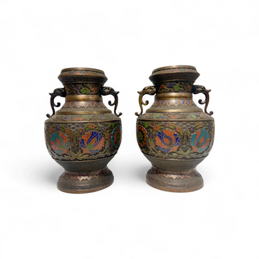 Foto de presentación mejorada — Par de jarrones en bronce cloisonné cuello estrecho y azas de dragón China s.XX