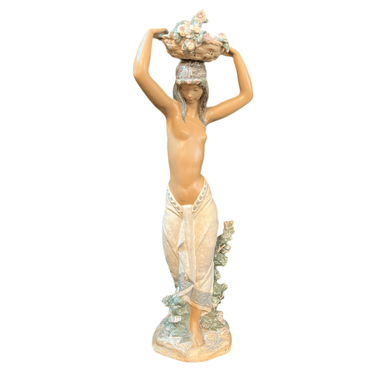 Figura de cerámica de gres Lladró 'Mujer con cesta en la cabeza' Bucarest Art & Antiques