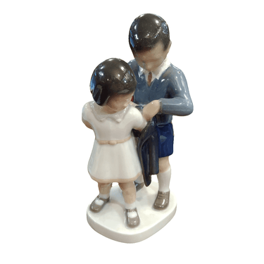 Figura de porcelana danesa Bing & Grondhal 'hermanos preparándose para el colegio' Bucarest Art & Antiques