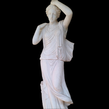 Gran escultura mujer con flores a sus pies en mármol Bucarest Art & Antiques