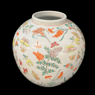 Jarrón de porcelana china famille rose 'flores e insectos' Bucarest Art & Antiques