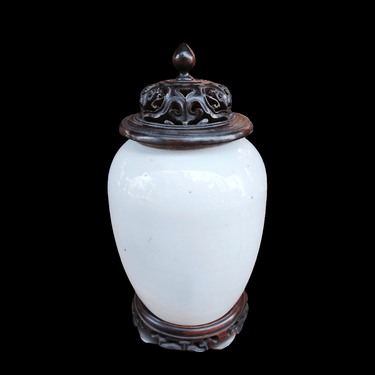 Jarron japones de porcelana con peana de madera Bucarest Art & Antiques