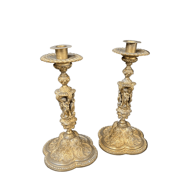 Pareja de candelabros rusos bronce figuras y relieves Bucarest Art & Antiques