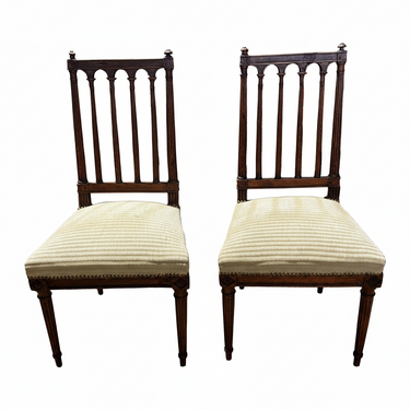 Pareja de sillas francesas estilo Luís XVI de madera de nogal de principios del siglo XX Bucarest Art & Antiques