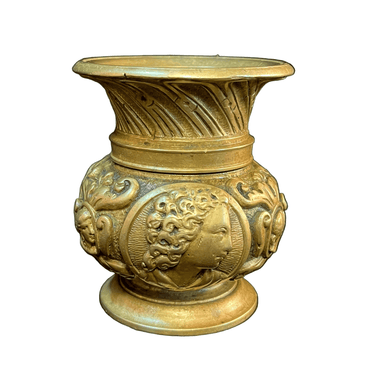 Violetero o florero de bronce con personajes clásicos Bucarest Art & Antiques
