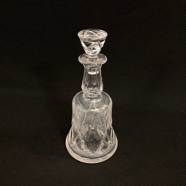 Whiskera de cristal tallado con forma de campana | Bucarest Art Gallery Bucarest Art & Antiques