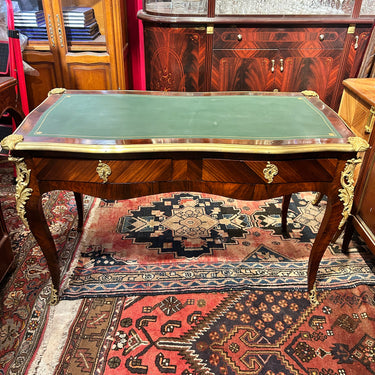 Escritorio bureau plat estilo Luis XV cuero verde y aplicaciones de bronce