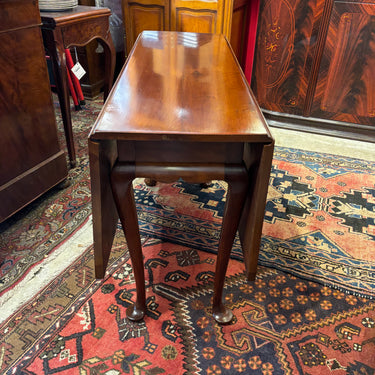 Mesa inglesa de apoyo estilo Reina Ana abatible en caoba comienzos s.XX