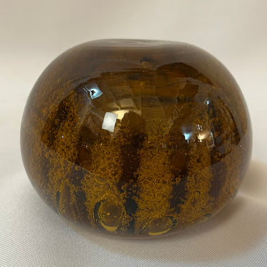 Pisapapel de vidrio francés ambar firmado 'Gerard Pradelle' s.XX Bucarest Art & Antiques