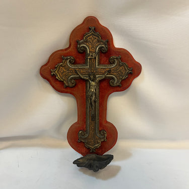 Crucifijo con benditera francés en bronce y madera sobre terciopelo rojo fines s.XIX Bucarest Art & Antiques