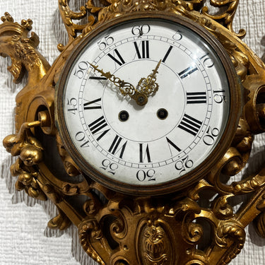 Reloj de pared en bronce dorado calado con decoración de animales heráldicos y quimeras