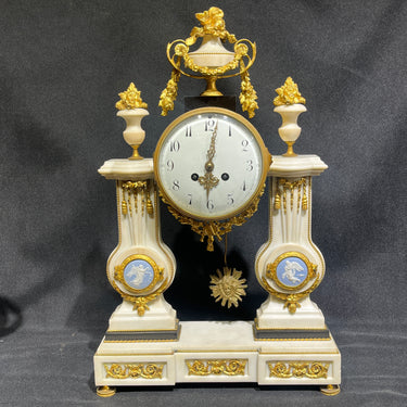 Reloj inglés de sobremesa estilo Neoclásico con detalles Wedgwood y garnitura circa 1900