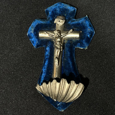 Crucifijo benditero con Cristo y adornos de metal sobre cruz de madera forrada en terciopelo azul mediados s.XX