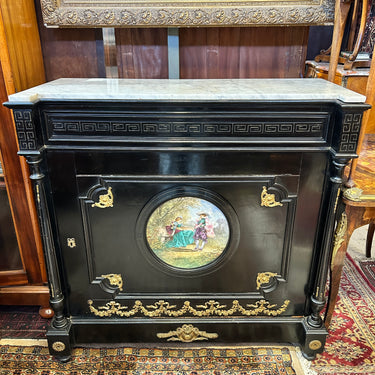 Mueble Bahut estilo Napoleón III con placa de porcelana pintada y bronces dorados