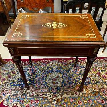 Mesa de juego francesa estilo Luis XVI marquetería en latón