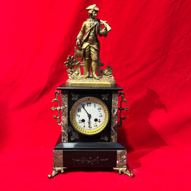 Reloj bronce y mármol de sobremesa con cazador estilo Napoleón III s.XIX
