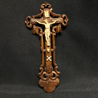 Crucifijo en madera tallada estilo selva negra con Cristo en Marfil fines s.XIX