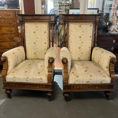 Pareja de sitiales neogóticos ingleses de biblioteca con tapiz brocato principio s.XX Bucarest Art & Antiques