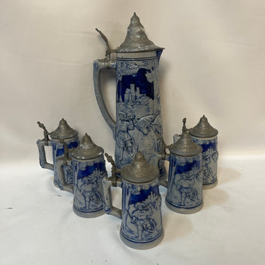 Juego de jarra y shoperos cerámica gres tapa peltre 'Escena frente al castillo' s.XX Bucarest Art & Antiques