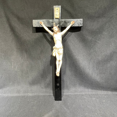 Crucifijo de madera con Cristo Hispano Filipino en marfil plata y terminaciones en pan de oro fines s.XIX