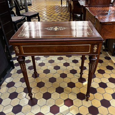 Mesa de juego francesa estilo Luis XVI marquetería en latón