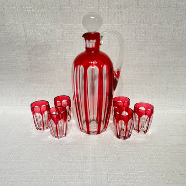 Conjunto de licorera y seis vasitos bordeaux de Cristal Nancy (1921-1934)