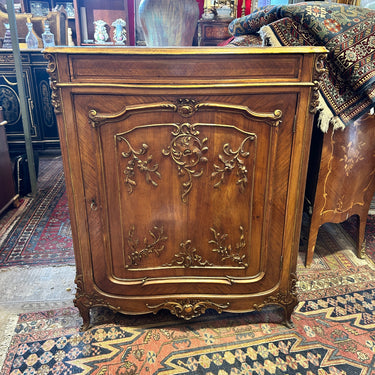 Mueble Credenza francés Luis XV en nogal tallado a mano