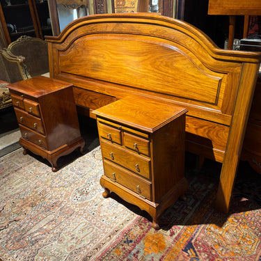 Par de veladores y respaldo de cama pakistaní en palorosa maciza estilo Revival Art Nouveau años 60