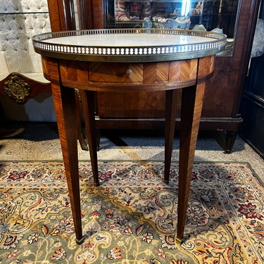 Mesa bouillotte cintillo de bronce y cubierta de mármol Luis XVI