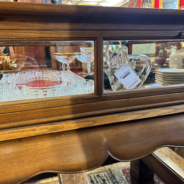 Vitrina horizontal estilo Luis XV en madera de encino años 90'