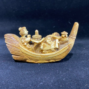 Figura netsuke de barco tallado en hueso de cachalote