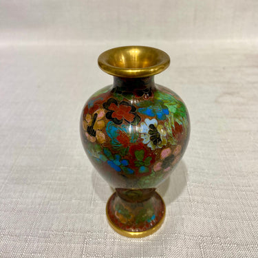 Pequeño jarrón chino cloissone en bronce esmaltado con diseño floral años 60