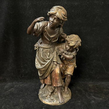 August Moreau - Escultura en bronce ‘Madre resguardando a su hijo’ Bucarest Art & Antiques