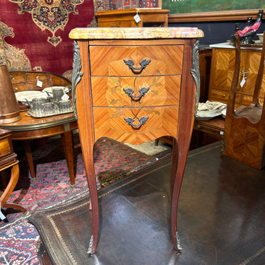 Chevet o velador francés estilo Luis XV mármol veteado tres cajones circa 1950 Bucarest Art & Antiques