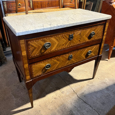 Cómoda francesa estilo transición enchapado y cubierta de mármol blanco Bucarest Art & Antiques