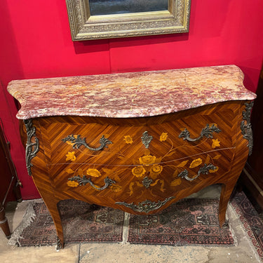 Cómoda Luis XV bombé marquetería floral y mármol rosa Bucarest Art & Antiques