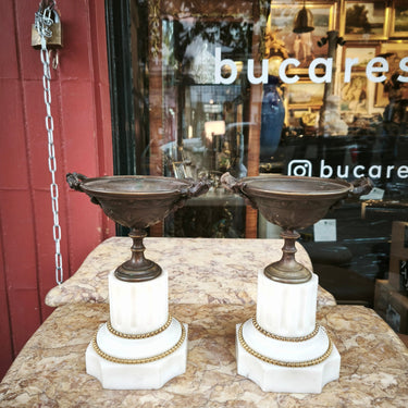 Copones de bronce y mármol blanco Luis XVI Bucarest Art & Antiques