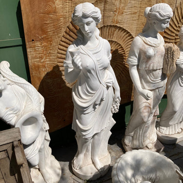 Escultura de mármol estilo clásico Mujer con copa y uvas Bucarest Art & Antiques