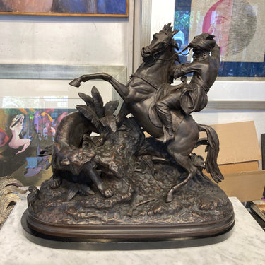 Escultura de peltre 'Beduino en caballo contra tigre' - Firma ilegible | Bucarest Art Gallery Colección Exclusiva