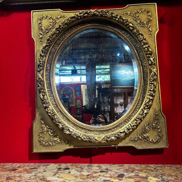 Espejo oval estilo Luís XVI con marco dorado de mitad del siglo XX Bucarest Art & Antiques