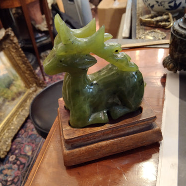 Figura de jade  'ciervo' Bucarest Art & Antiques