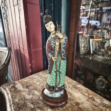 Figura de mujer japonesa cloissoné con bronce e hilos de plata Bucarest Art & Antiques