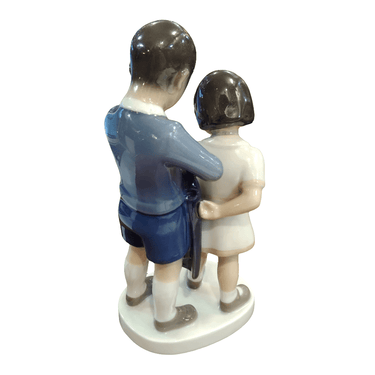 Figura de porcelana danesa Bing & Grondhal 'hermanos preparándose para el colegio' Bucarest Art & Antiques