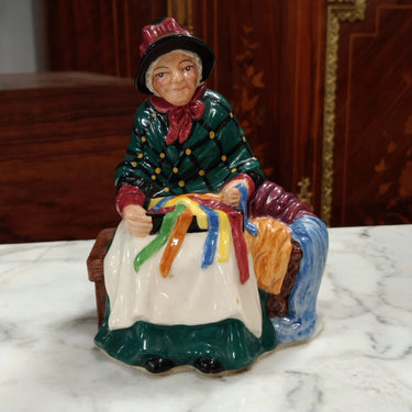 Figura de porcelana Royal Doulton 'Silks and Ribbons' 2005 edición miniatura Bucarest Art & Antiques